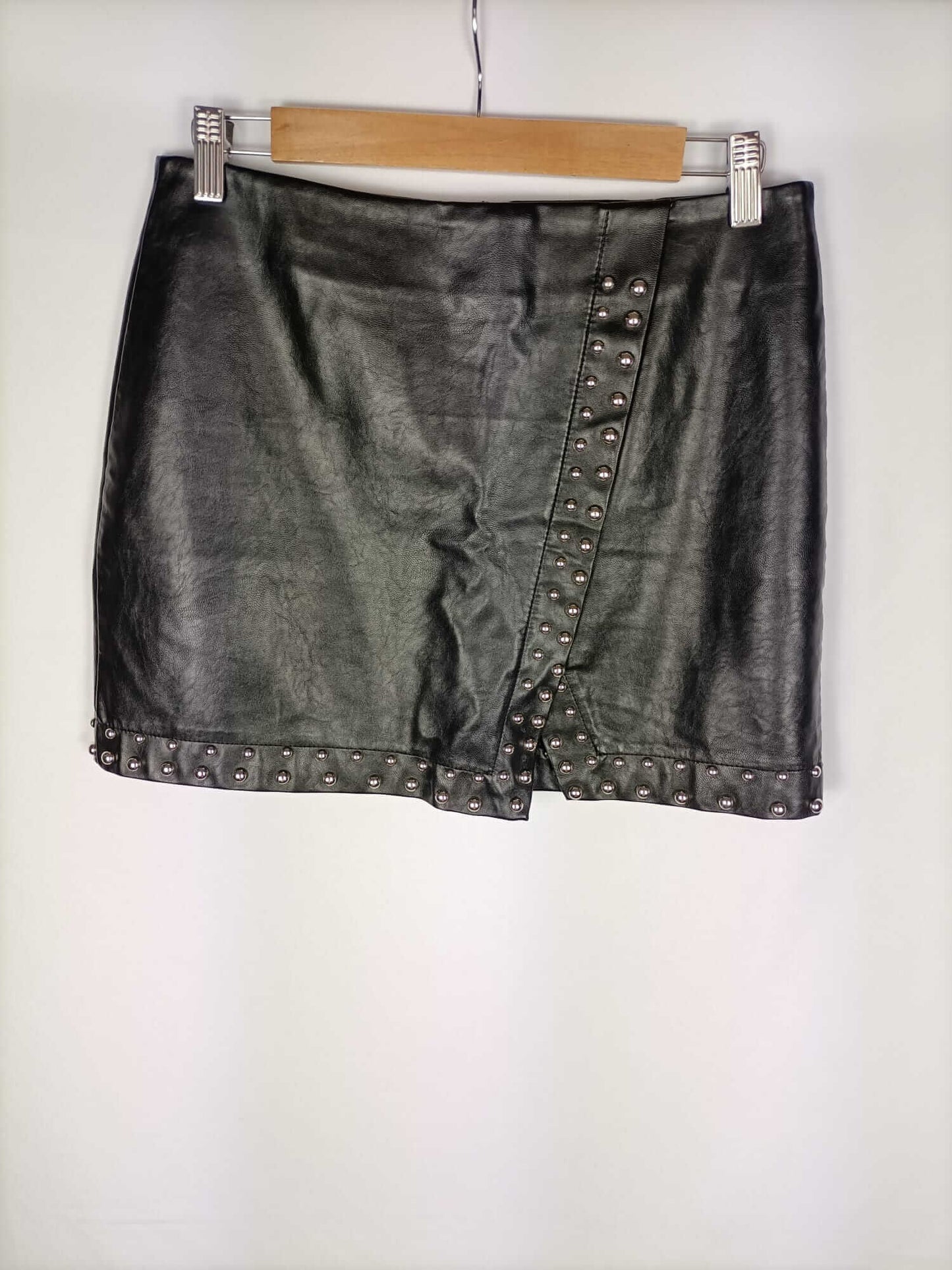 OTRAS. Falda efecto piel tachuelas T.l