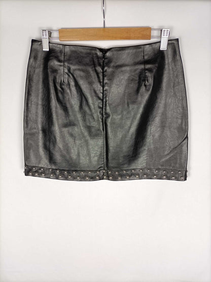OTRAS. Falda efecto piel tachuelas T.l