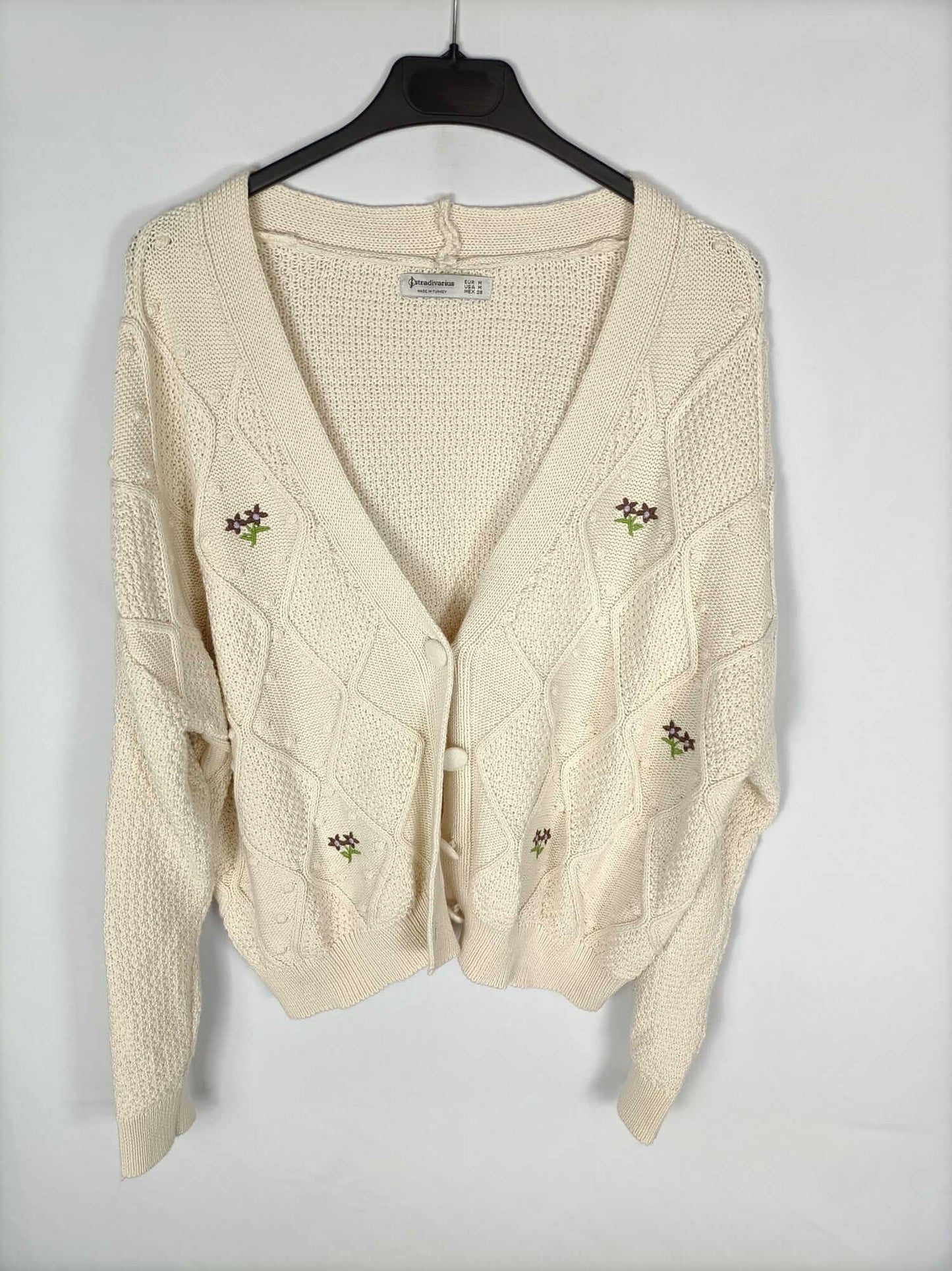 STRADIVARIUS. Jersey beige detalle bordados T.m