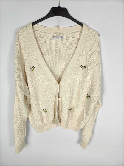 STRADIVARIUS. Jersey beige detalle bordados T.m