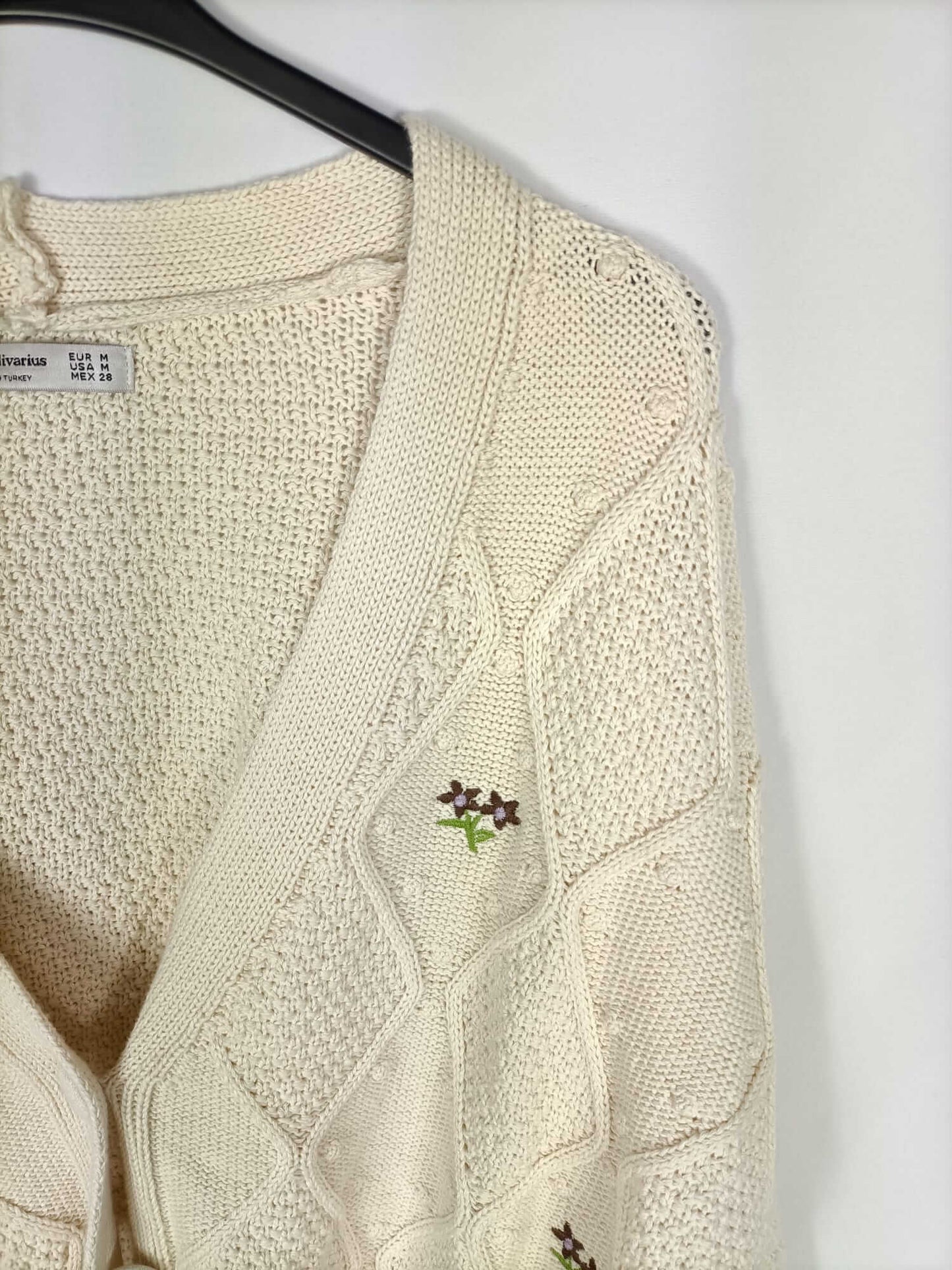 STRADIVARIUS. Jersey beige detalle bordados T.m