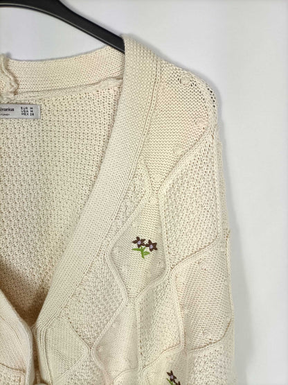 STRADIVARIUS. Jersey beige detalle bordados T.m