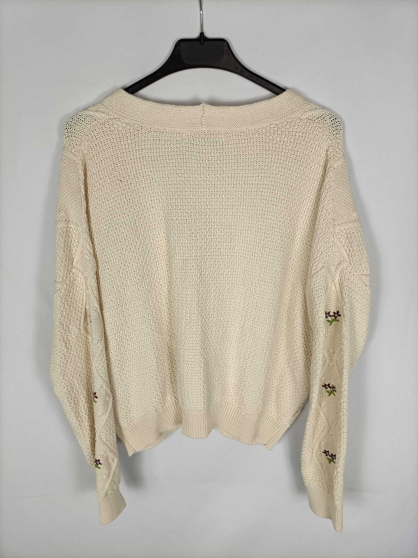 STRADIVARIUS. Jersey beige detalle bordados T.m