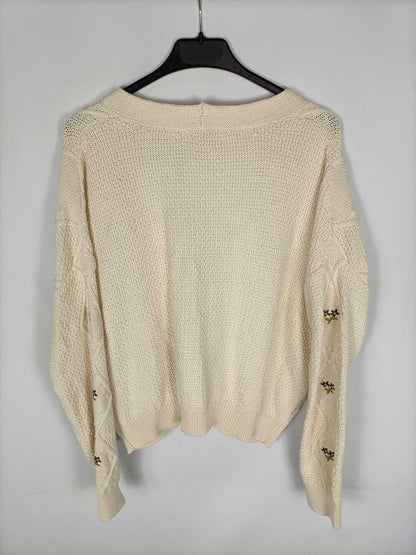 STRADIVARIUS. Jersey beige detalle bordados T.m