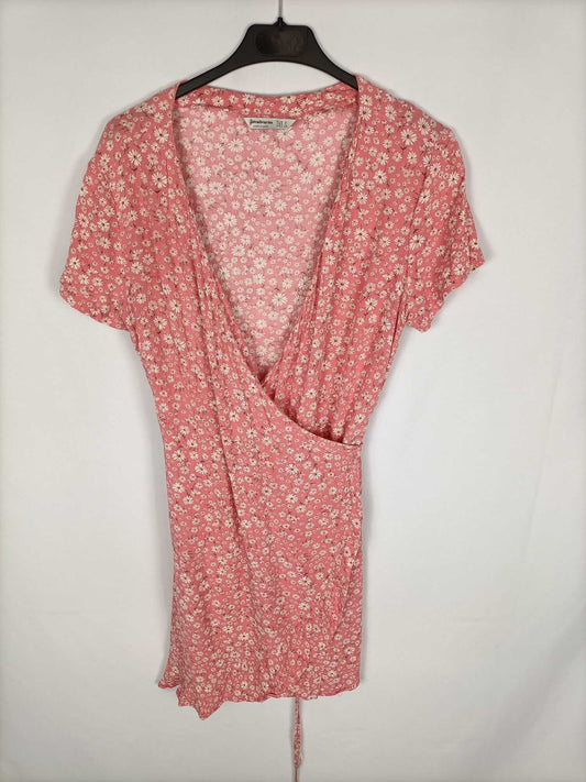 STRADIVARIUS. Vestido cruzado rosa margaritas T.m