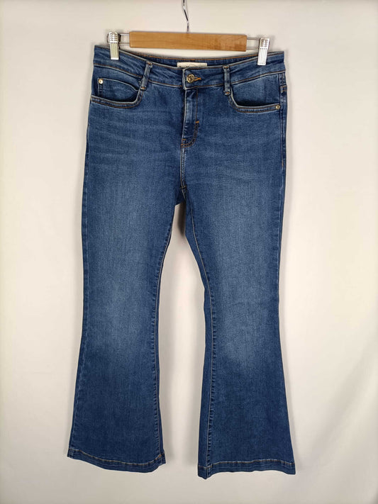 MANGO. Pantalón campana básico T.38