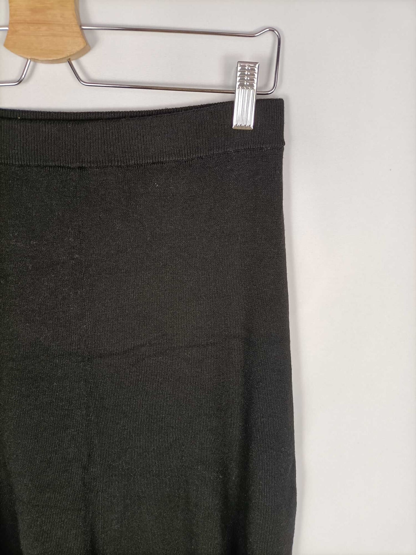 H&amp;M. Black knit midi skirt Ts