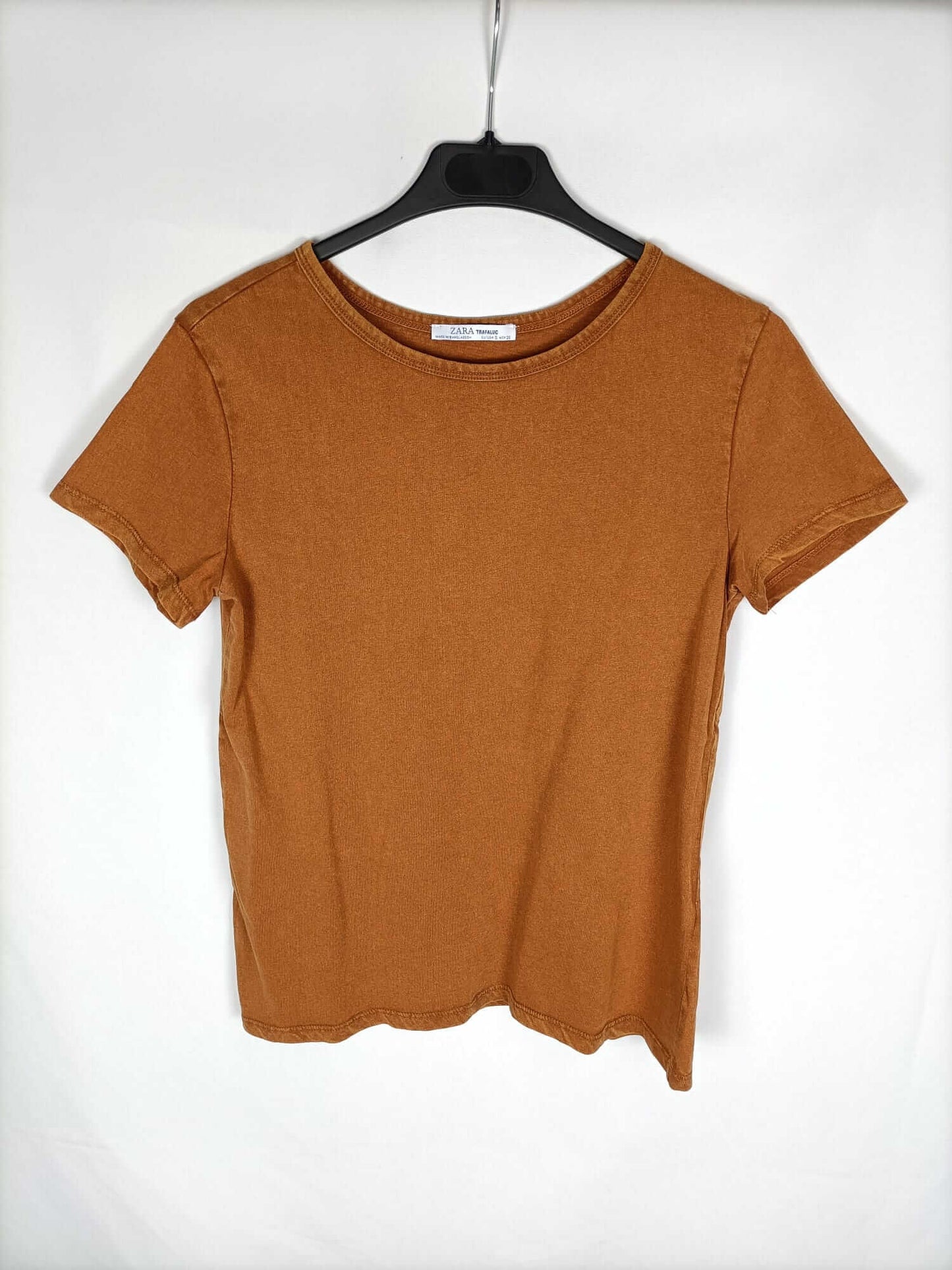 ZARA.Camiseta ocre T.s
