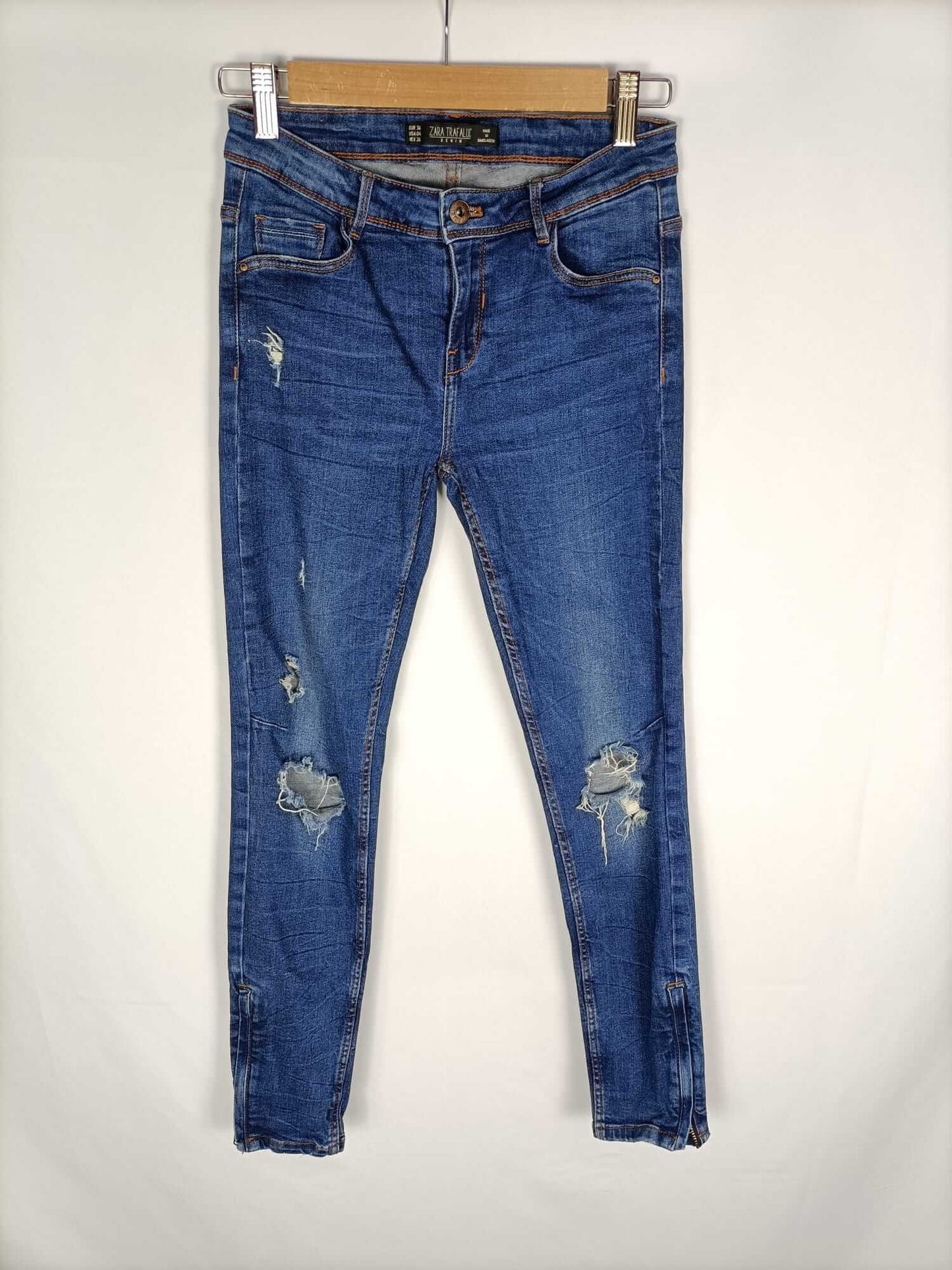 ZARA.Vaqueros detalles rotos y cremalleras T.36