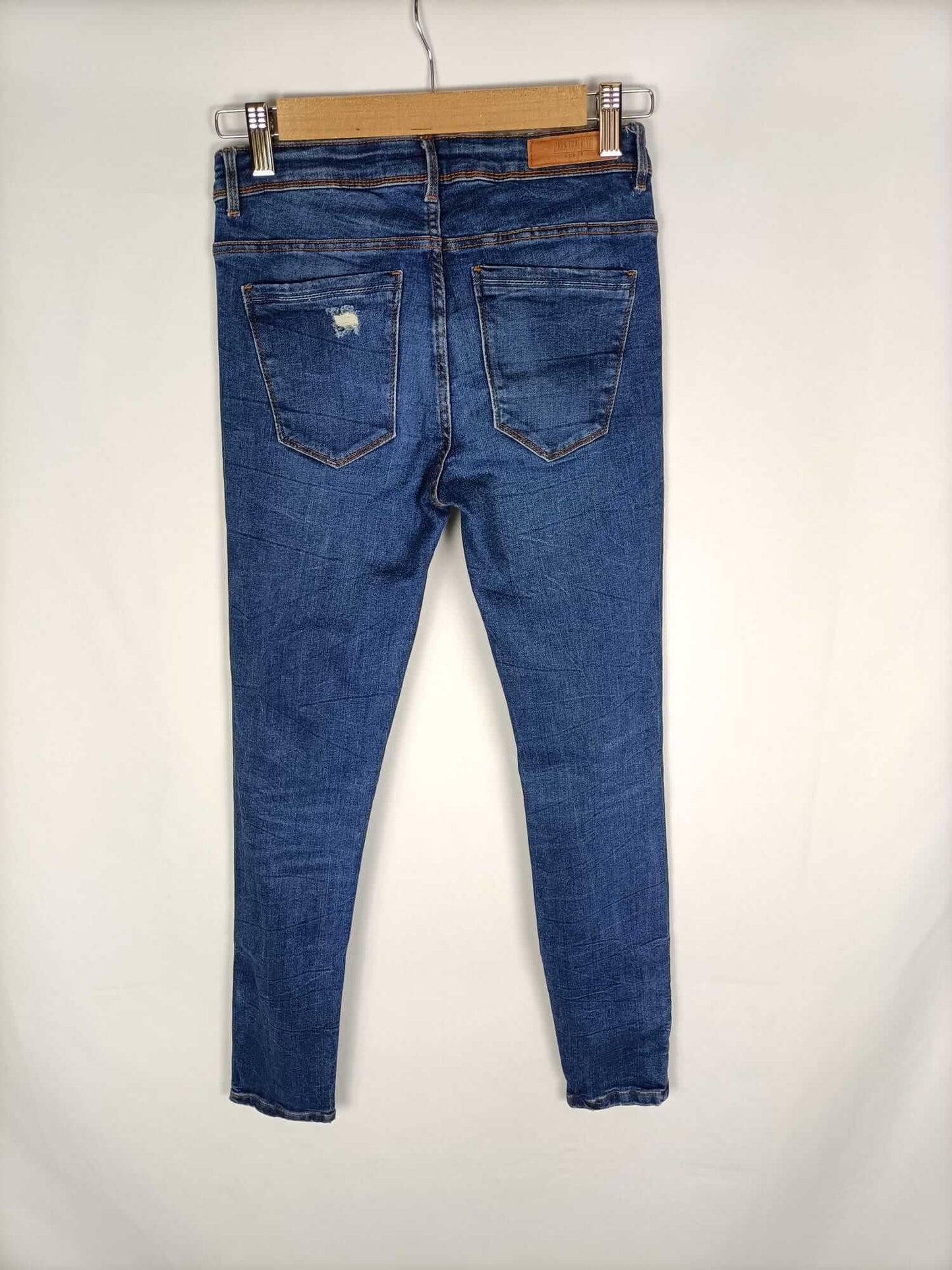 ZARA.Vaqueros detalles rotos y cremalleras T.36