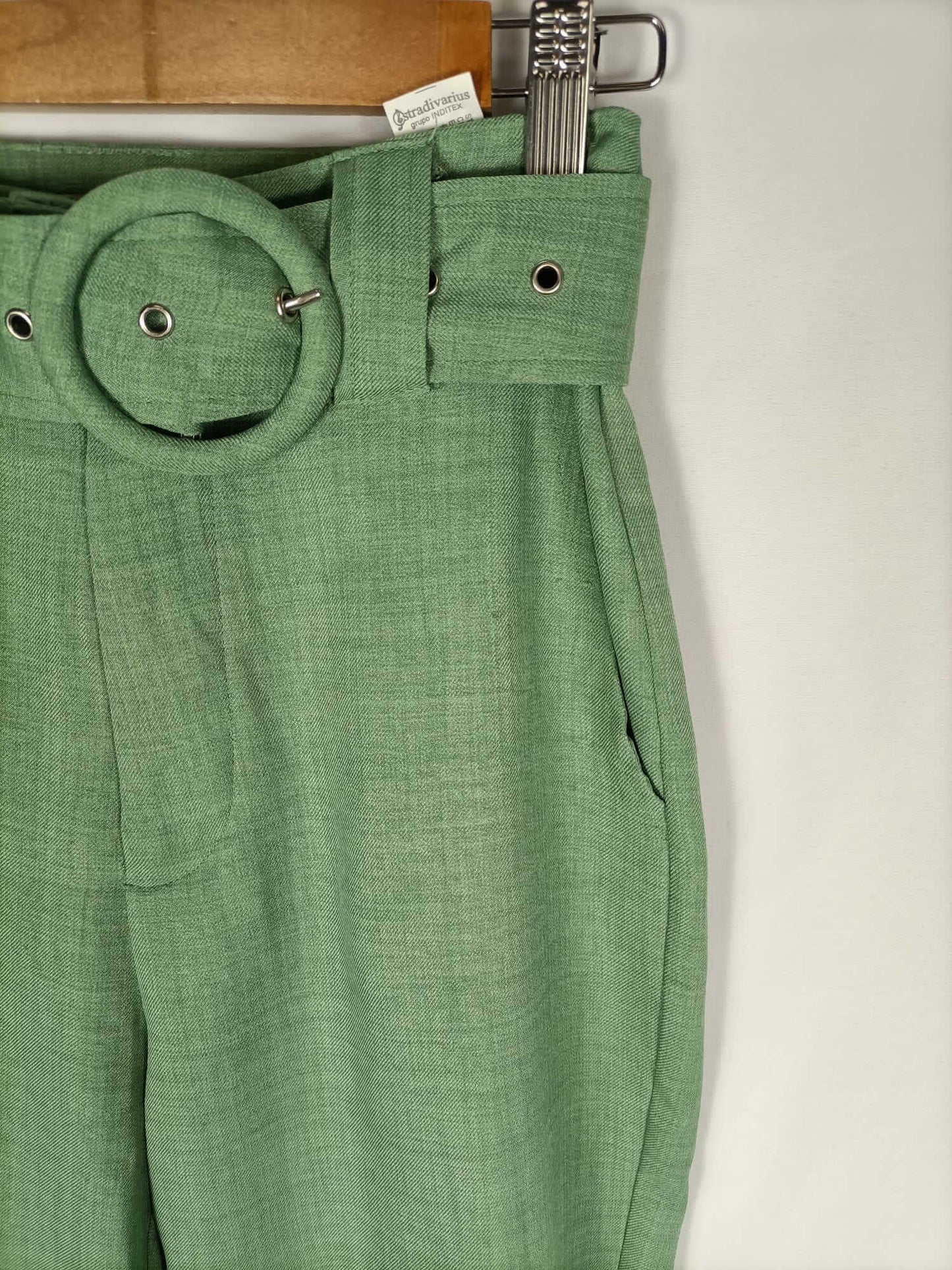STRADIVARIUS. Pantalón verde fluido T.34