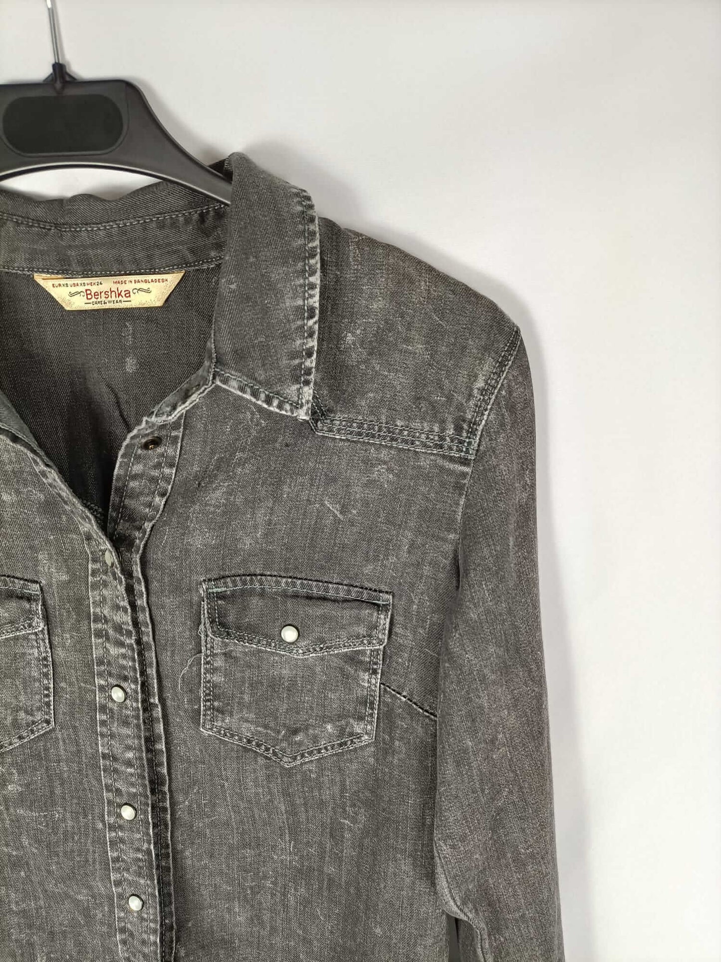 BERSHKA. Camisa gris denim T.xs