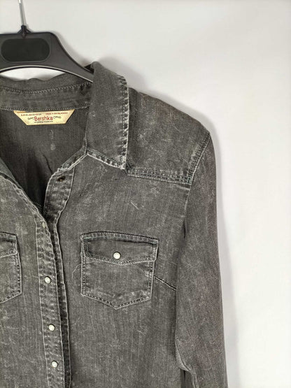 BERSHKA. Camisa gris denim T.xs