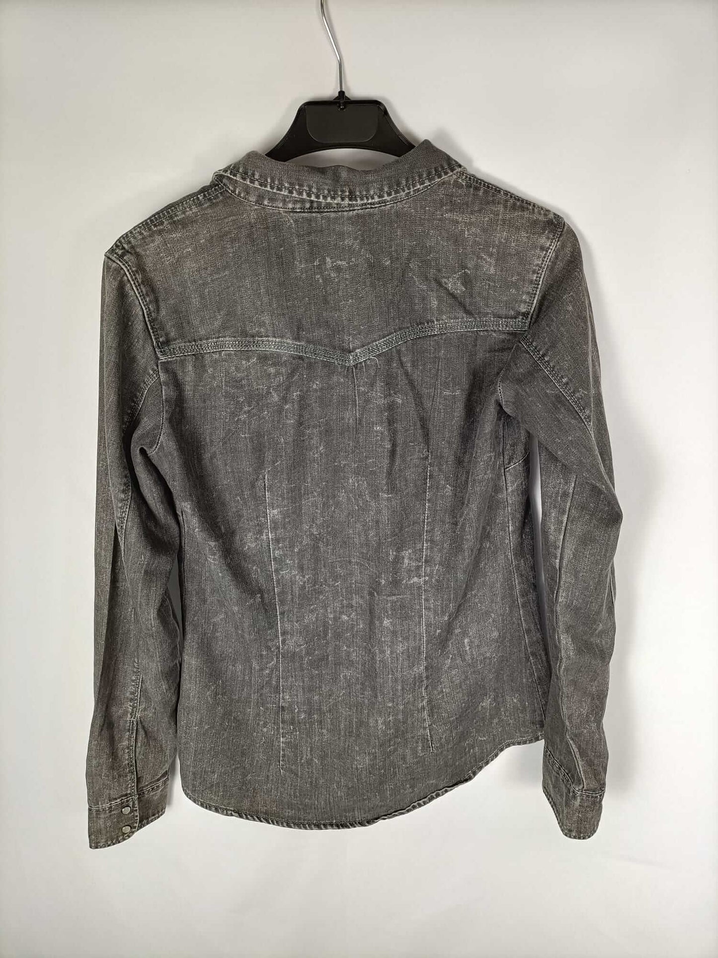 BERSHKA. Camisa gris denim T.xs