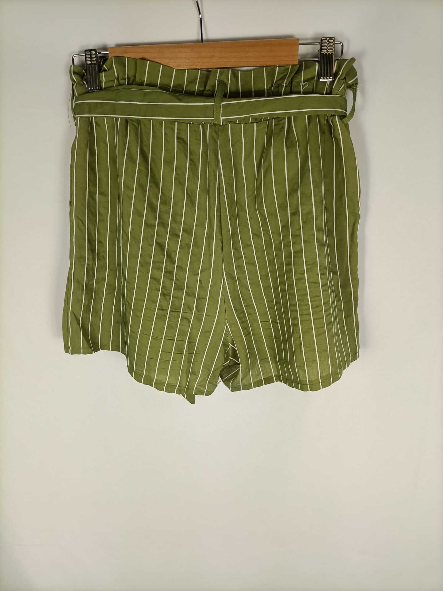 OTRAS. Shorts verde rayas T.xl