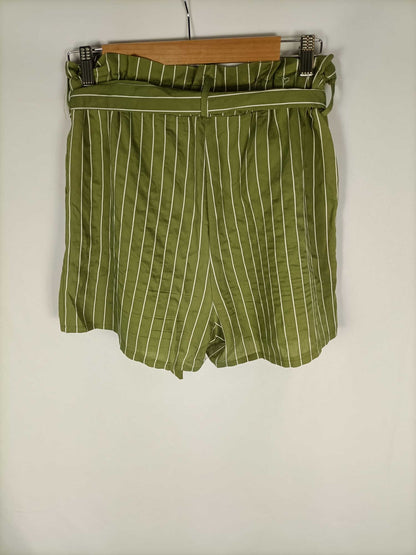 OTRAS. Shorts verde rayas T.xl