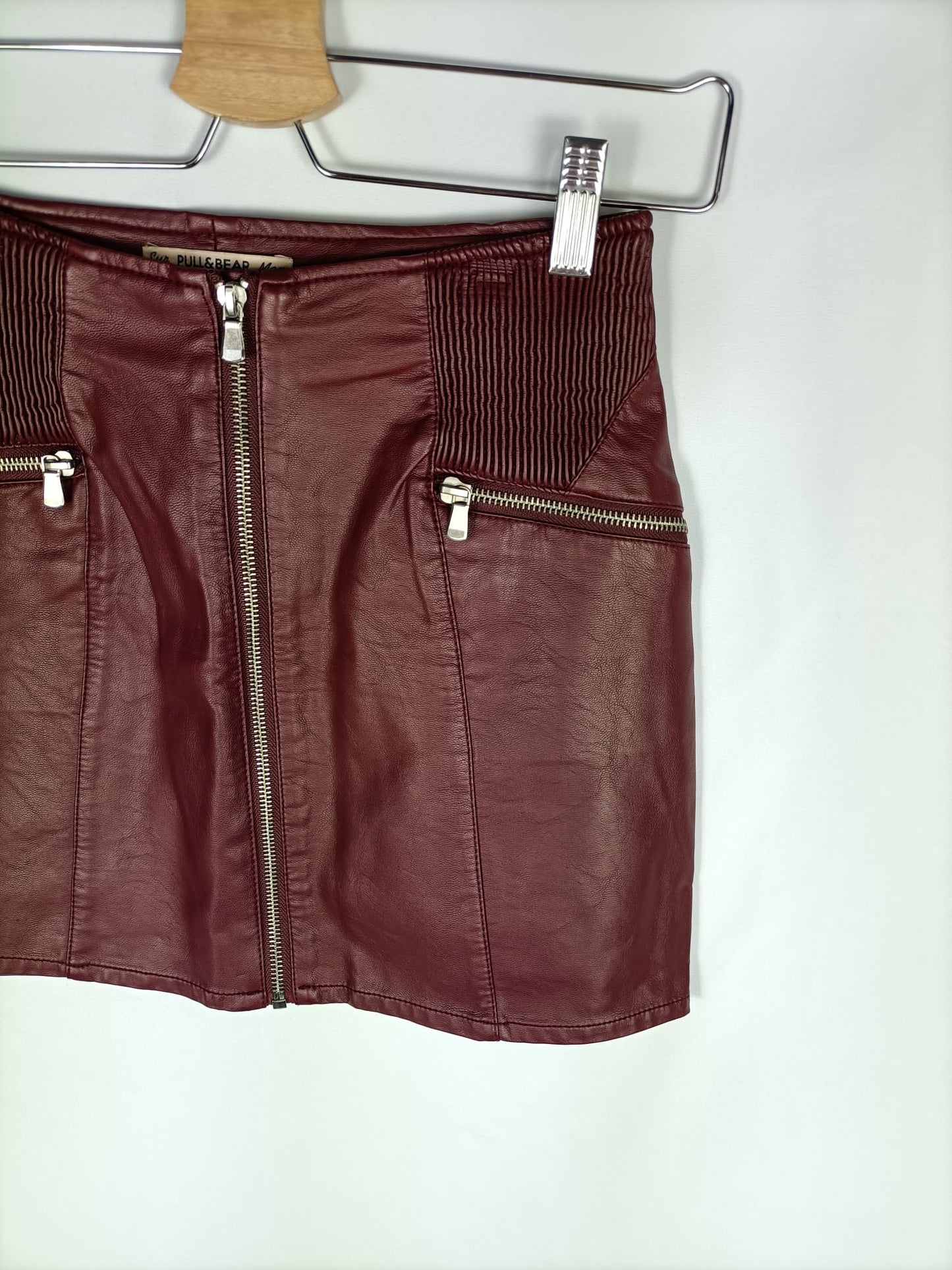 PULL&BEAR. Falda burdeos polipiel T.s