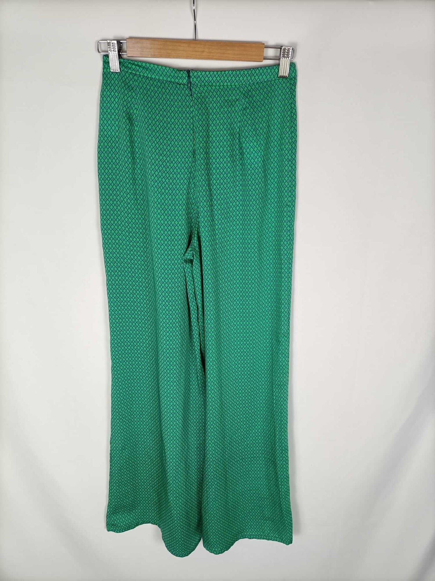 ZARA. Pantalones verdes T.s