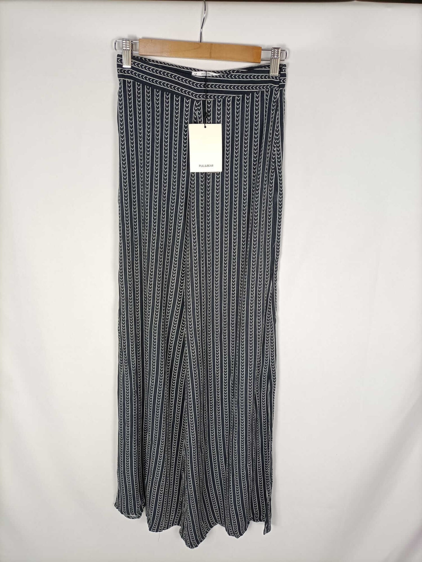 PULL & BEAR. Pantalones anchos T.s