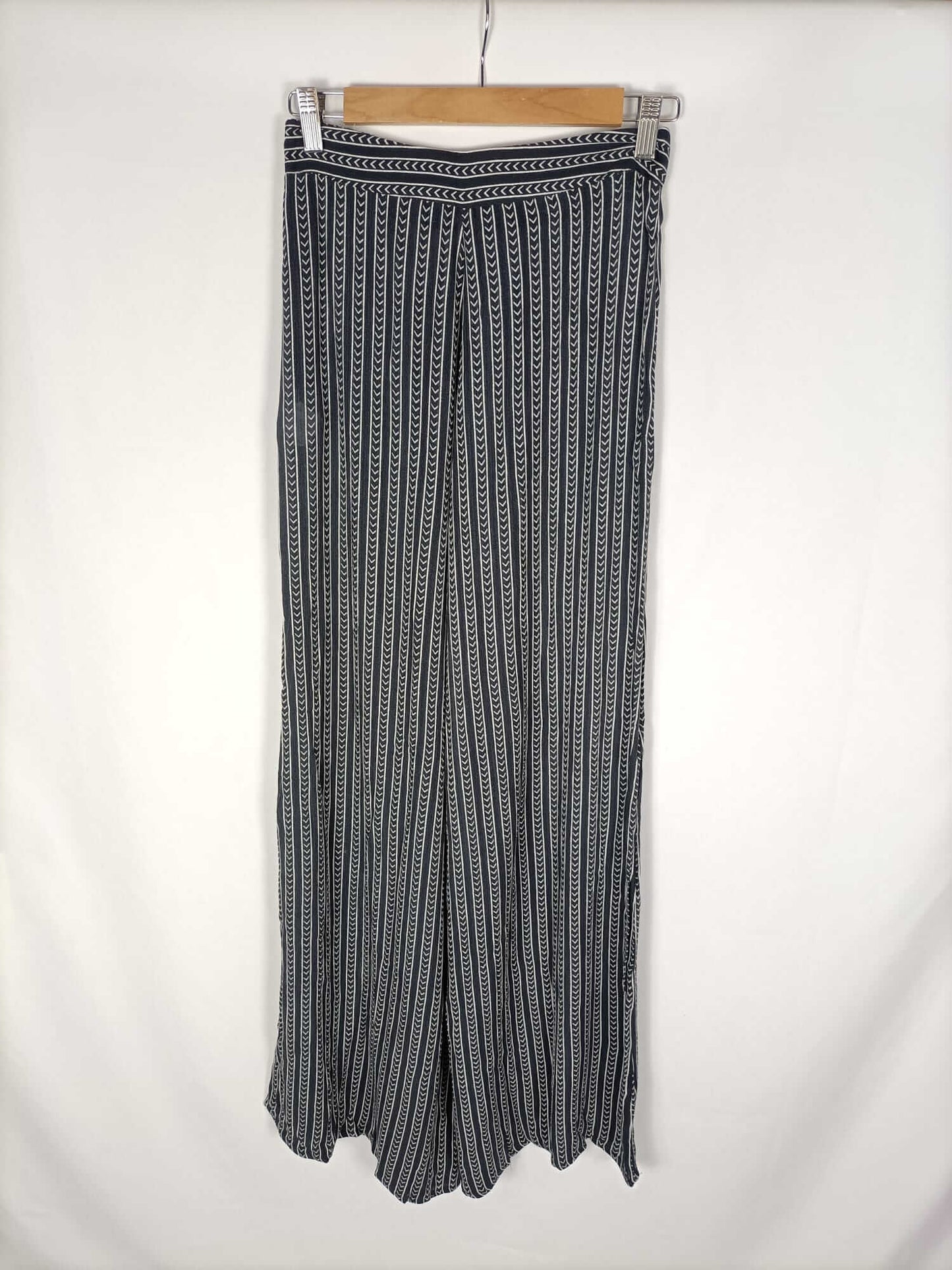 PULL & BEAR. Pantalones anchos T.s