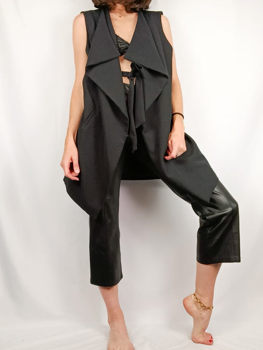 LINÚ.Long fluid black vest Tm