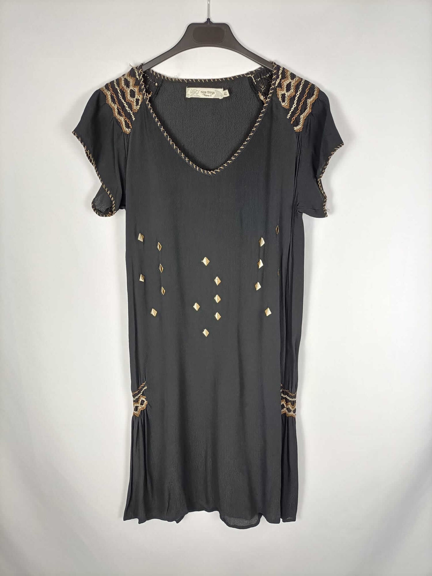 NICE THINGS.Vestido negro bordado T.40