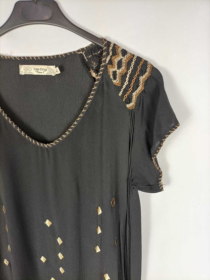 NICE THINGS.Vestido negro bordado T.40