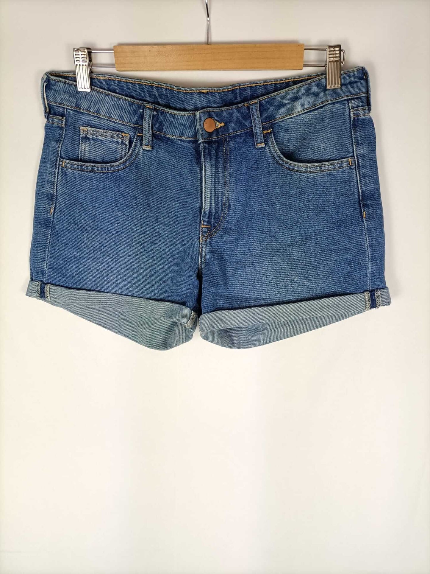 H&M.Pantalón corto dobladillo T.38