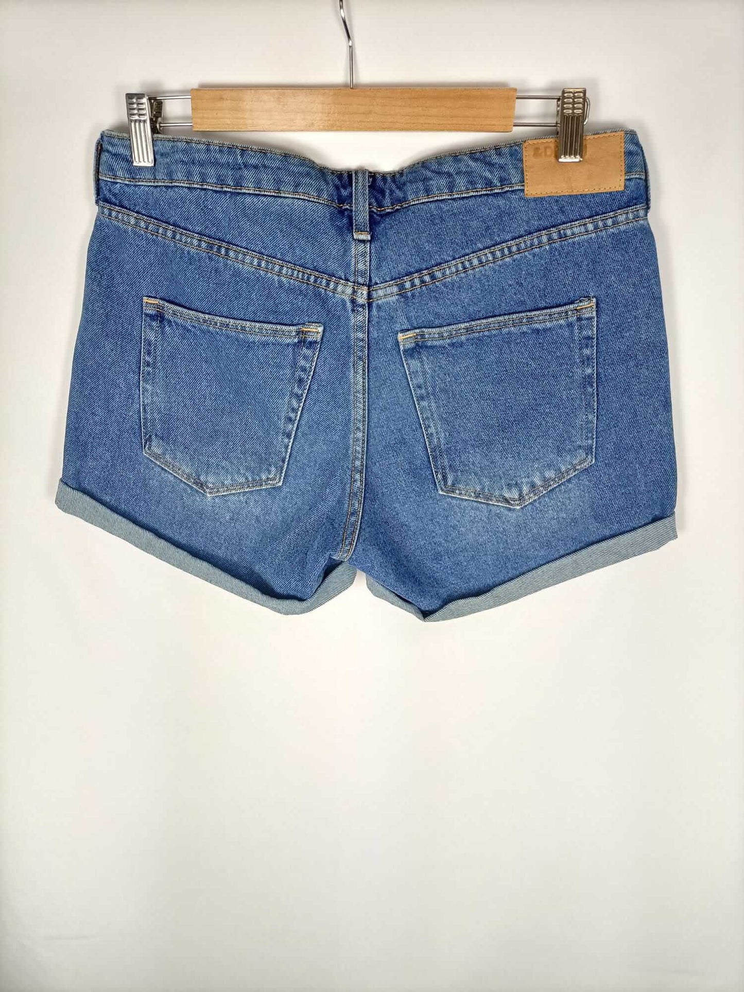 H&M.Pantalón corto dobladillo T.38