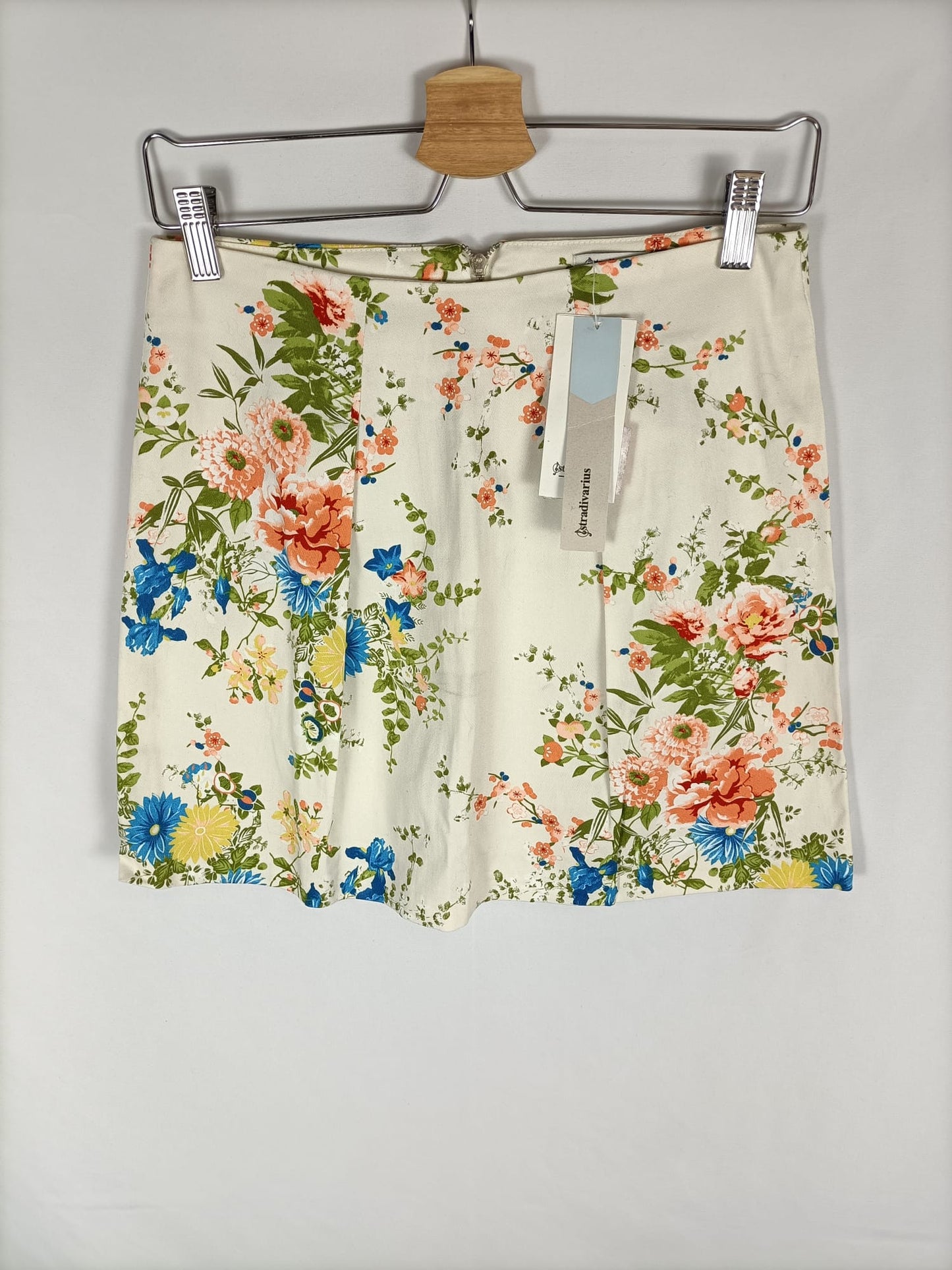 STRADIVARIUS.Falda corta beige flores T.36