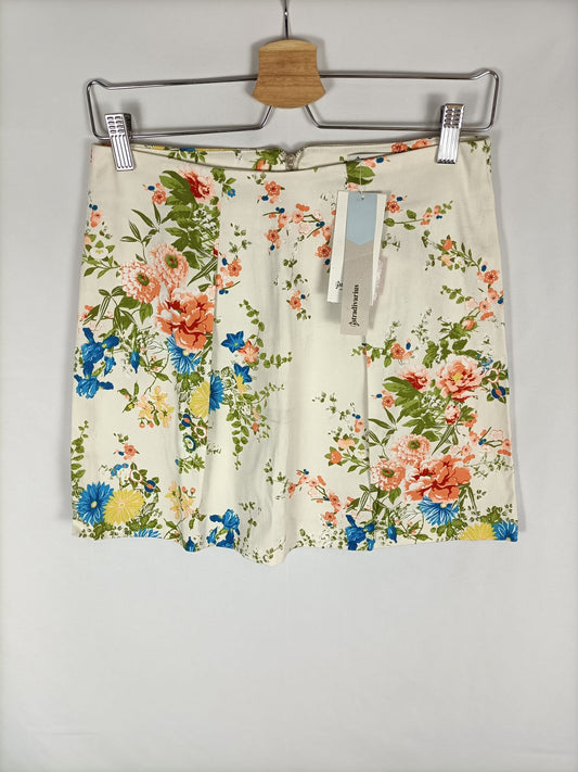 STRADIVARIUS.Falda corta beige flores T.36