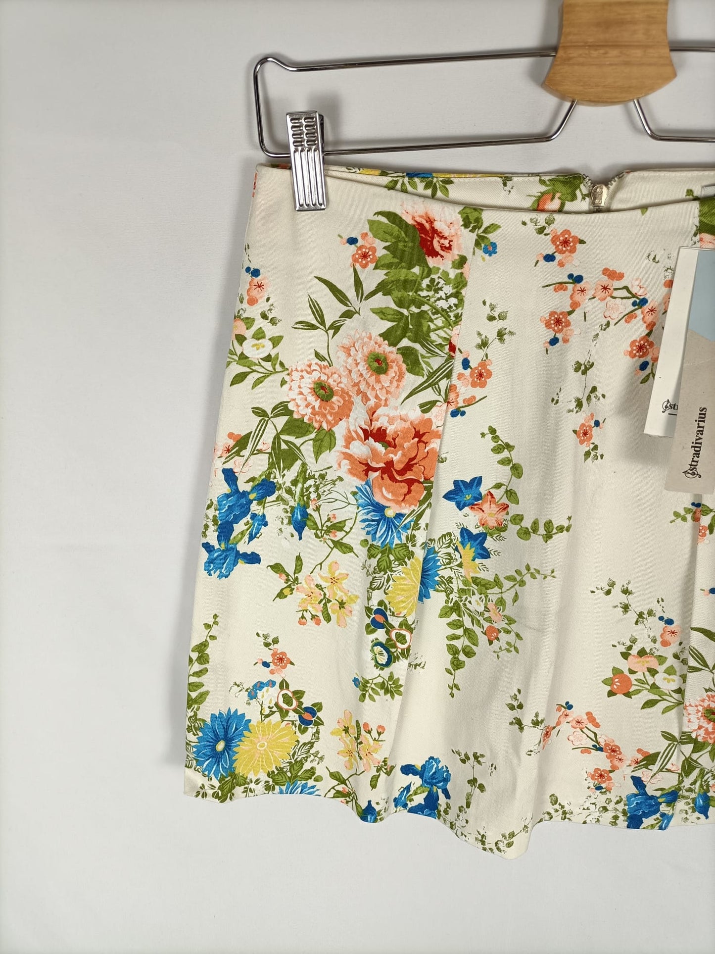 STRADIVARIUS.Falda corta beige flores T.36