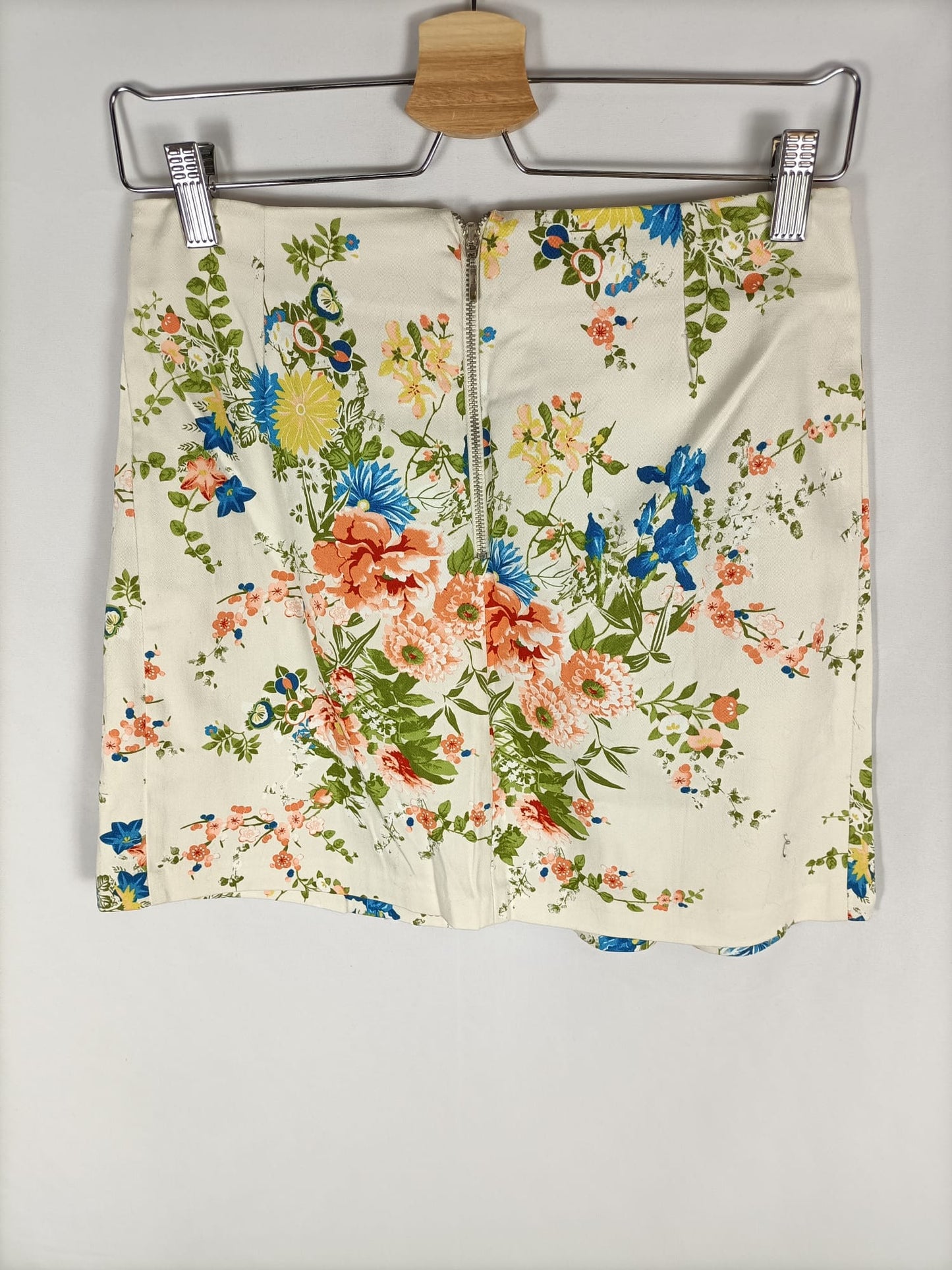 STRADIVARIUS.Falda corta beige flores T.36