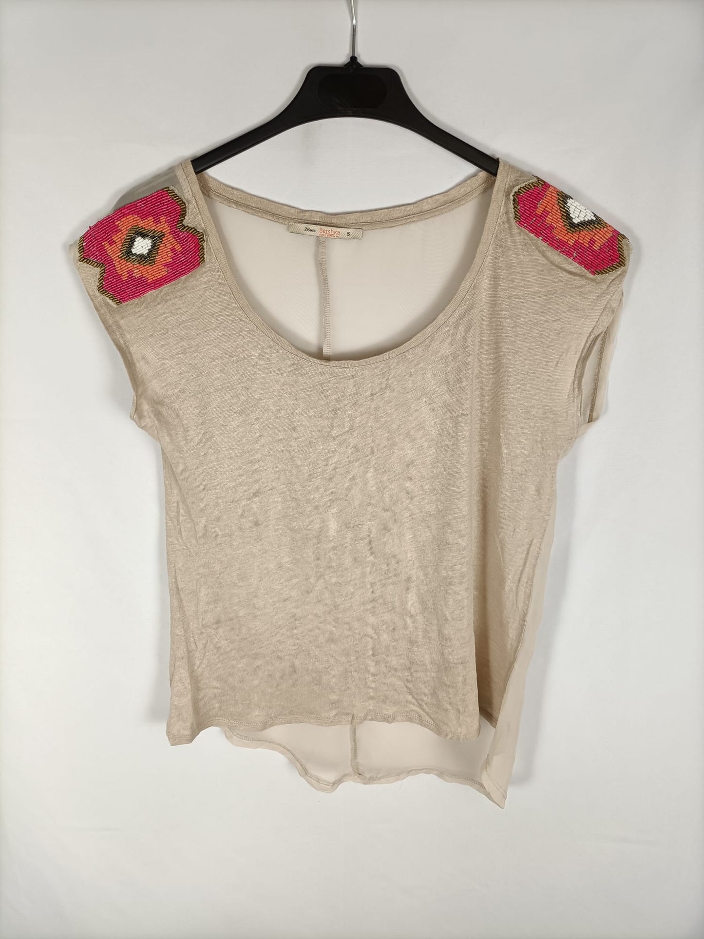 BERSHKA.Camiseta beige elástica T.s