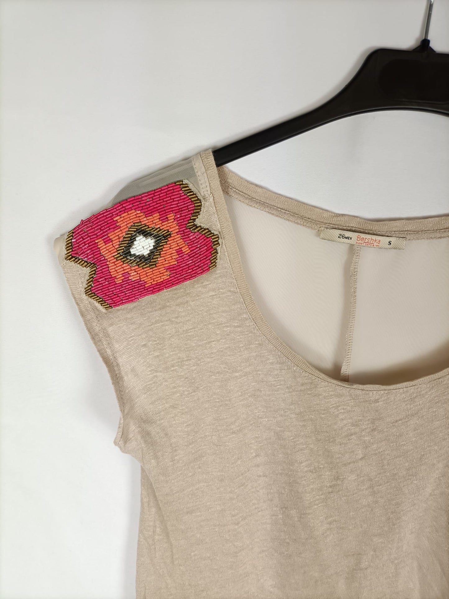 BERSHKA.Camiseta beige elástica T.s
