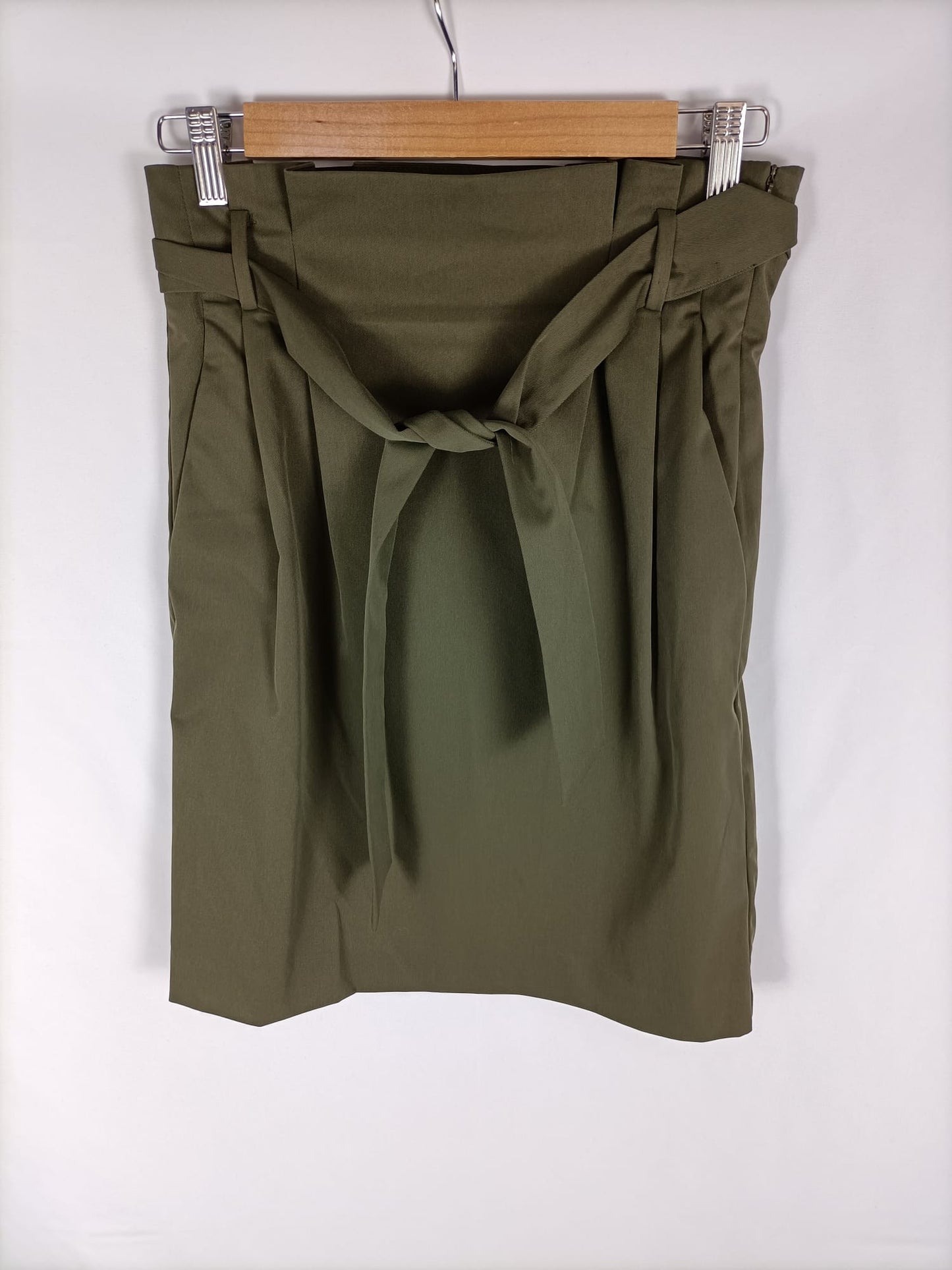 H&M.Falda verde caqui corta T.36