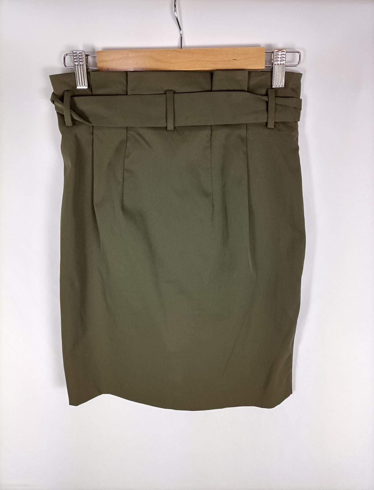 H&M.Falda verde caqui corta T.36