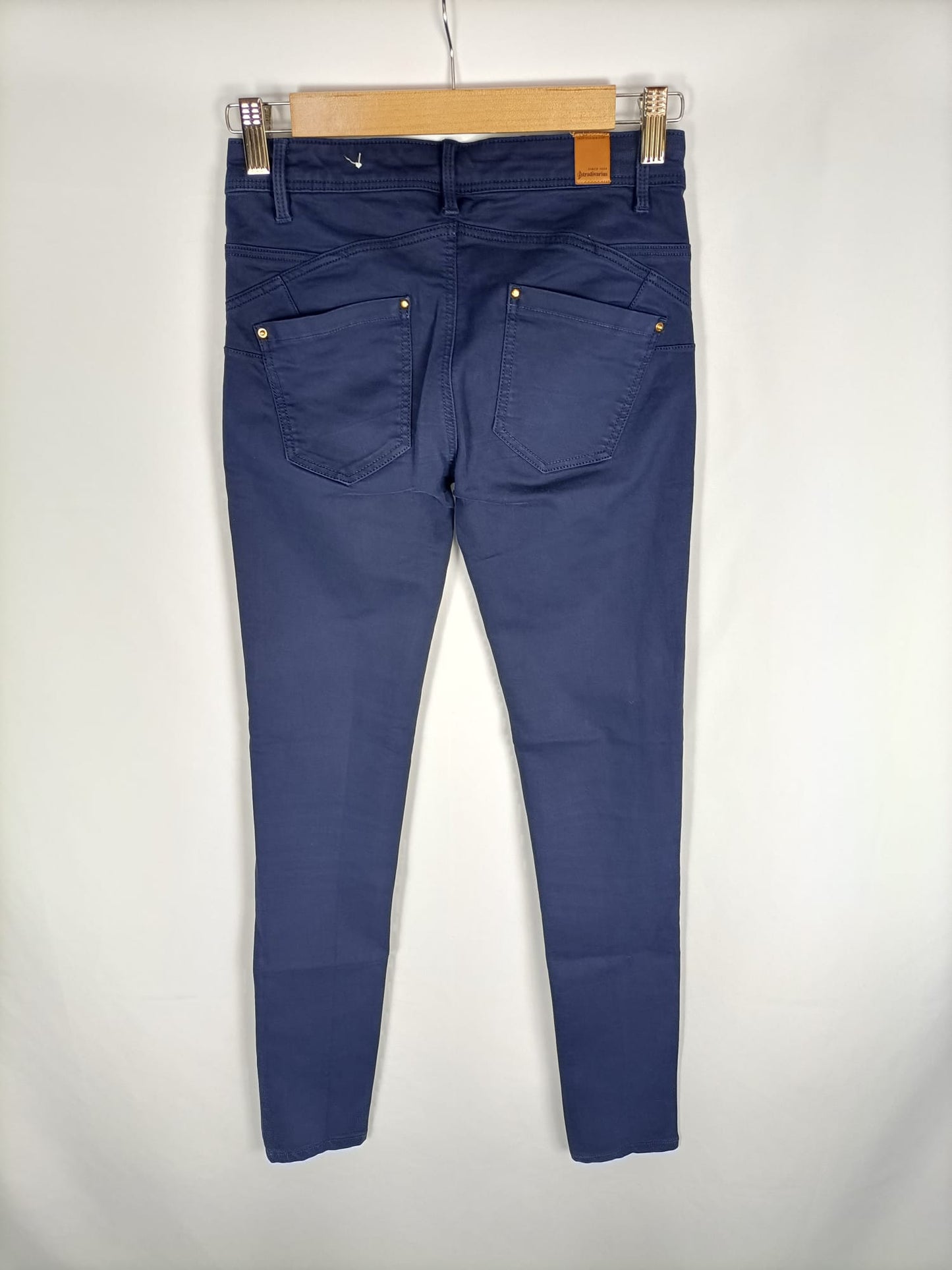 STRADIVARIUS. Pantalón pitillo azul T.34