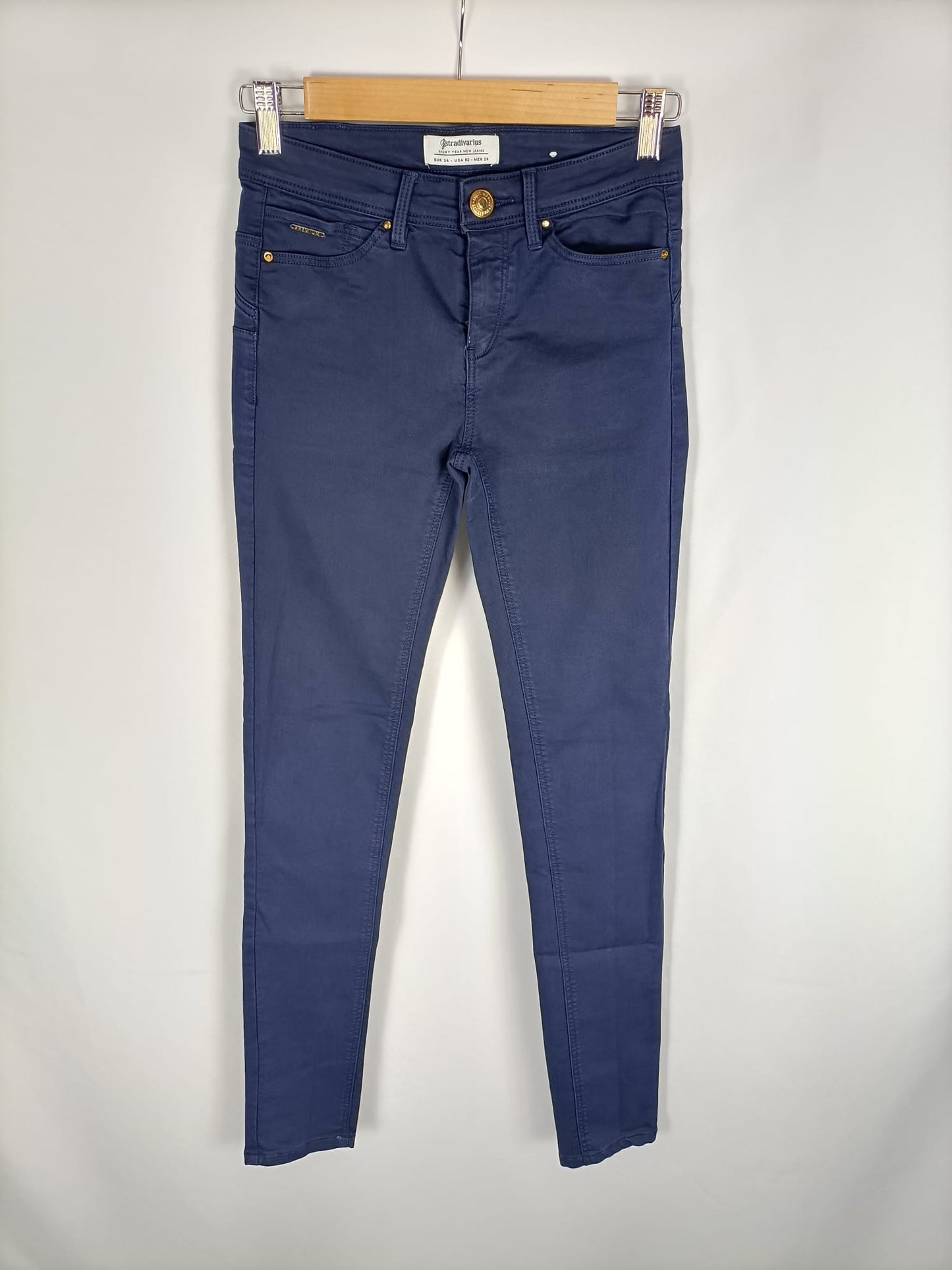 STRADIVARIUS. Pantalón pitillo azul T.34