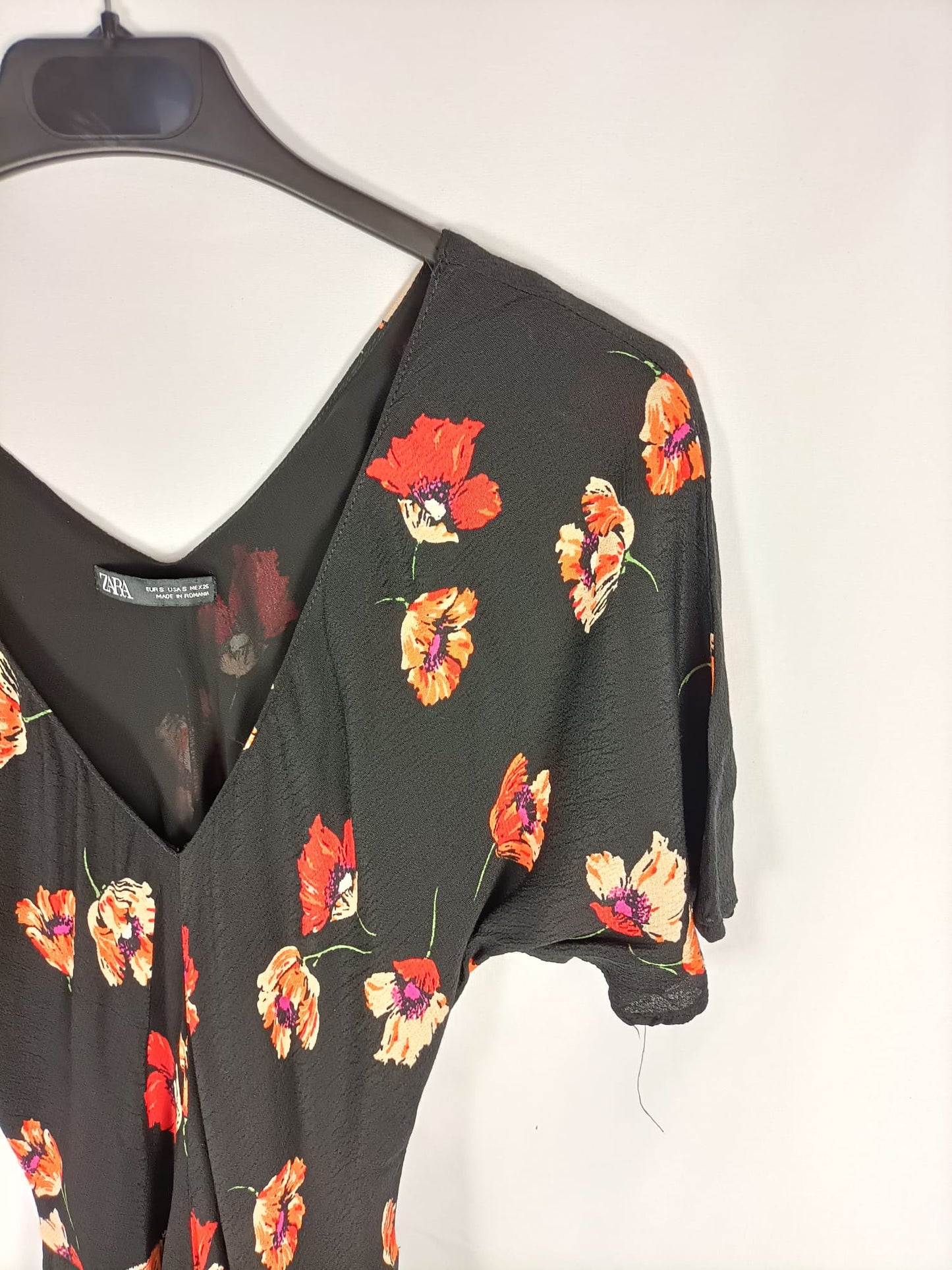 ZARA. Vestido negro flores T.s