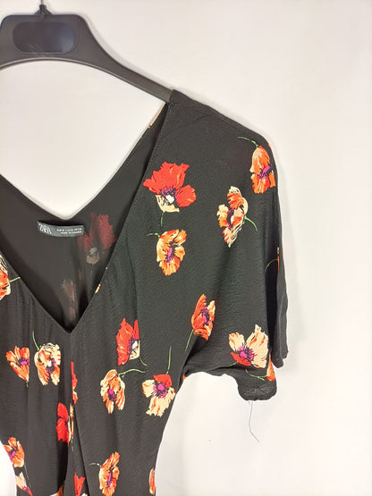 ZARA. Vestido negro flores T.s