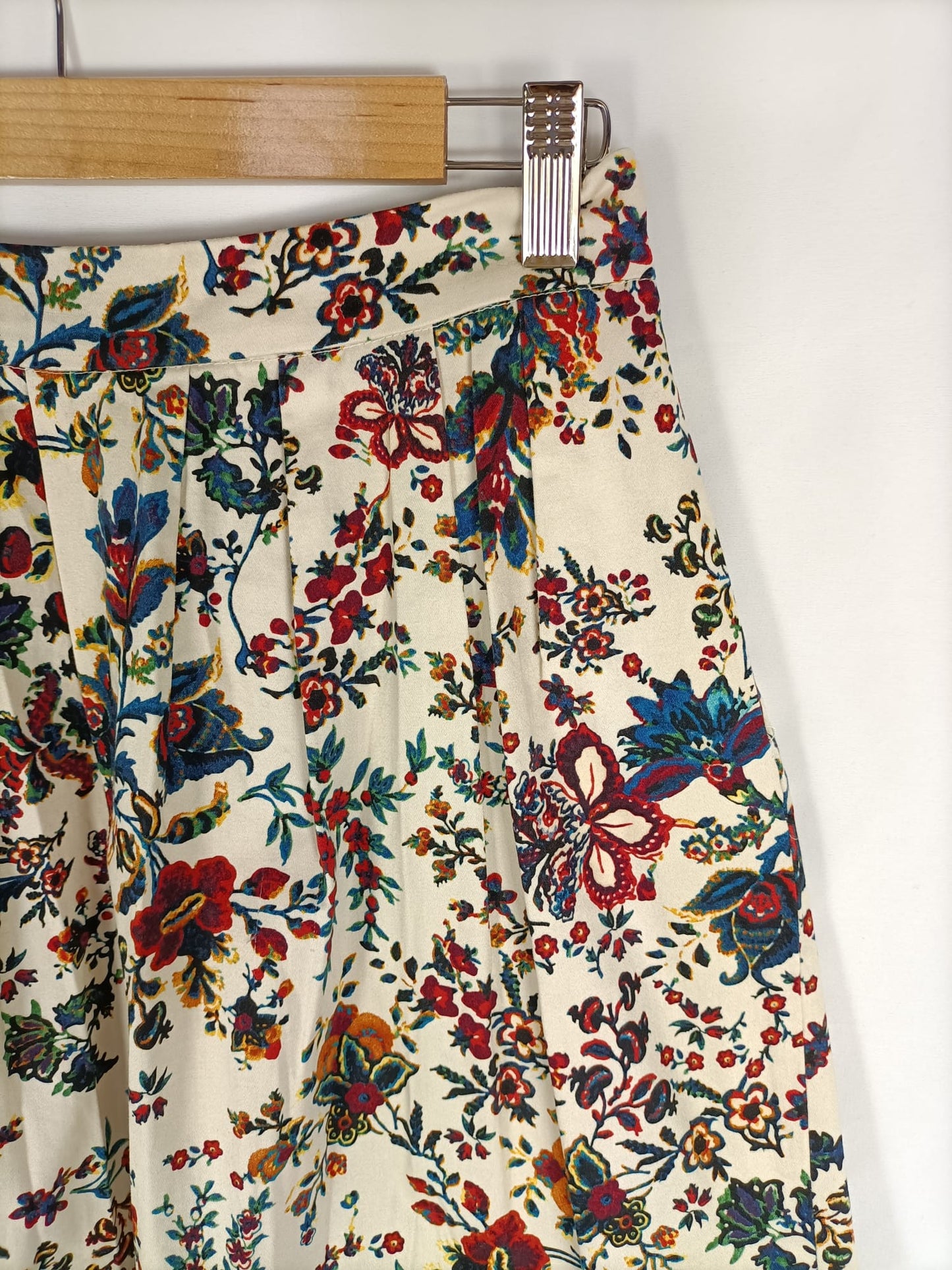 STRADIVARIUS. Falda beige flores T.38