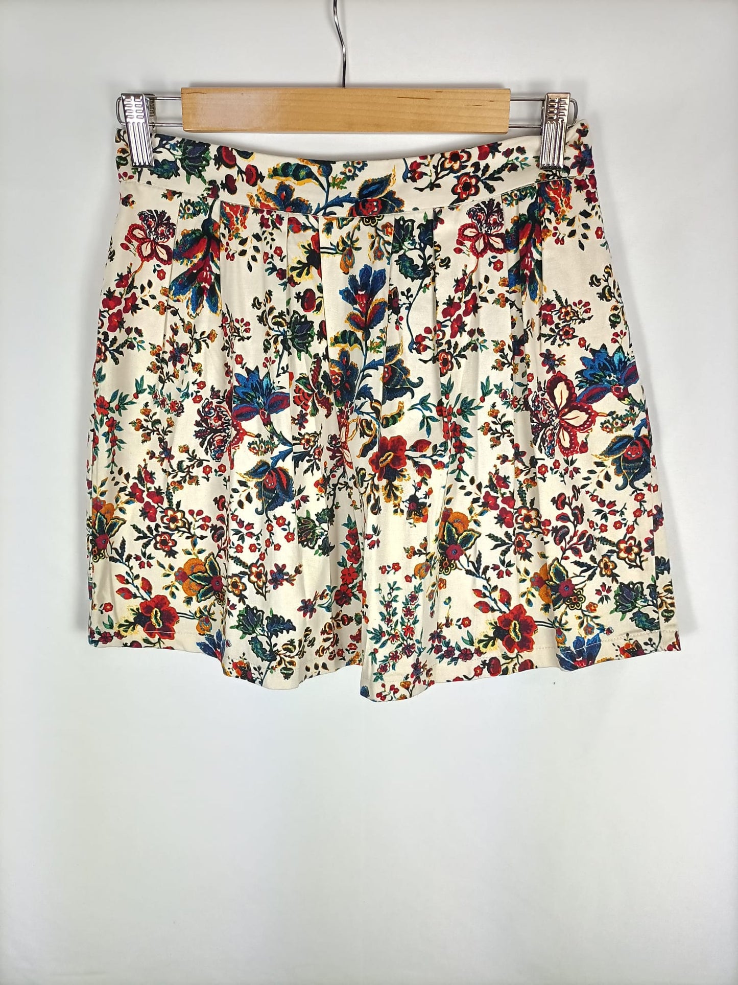 STRADIVARIUS. Falda beige flores T.38