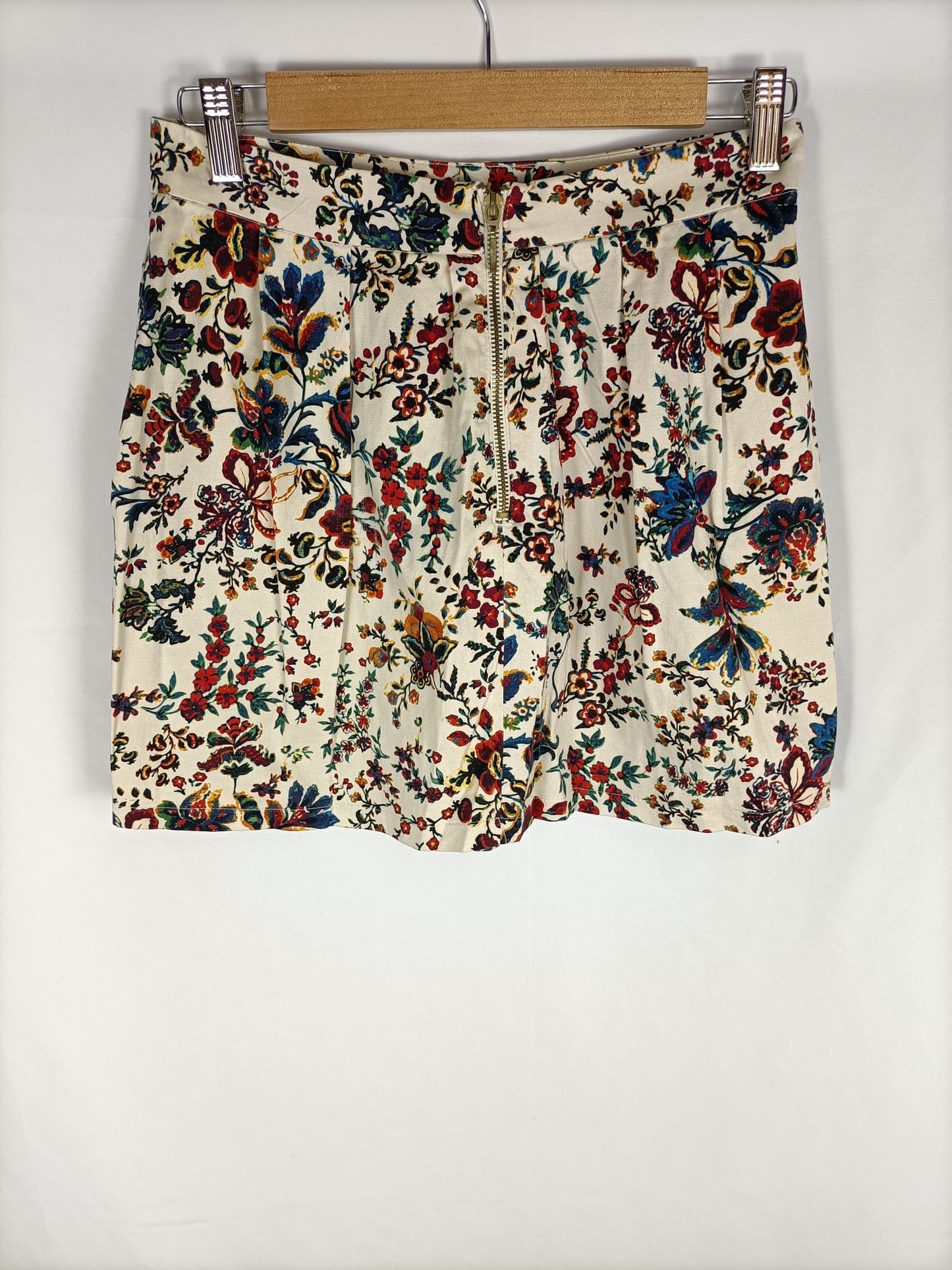 STRADIVARIUS. Falda beige flores T.38