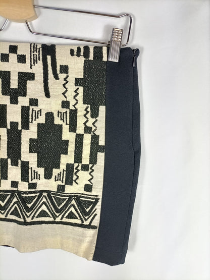 ZARA. Falda negra estampado étnico beige T.m