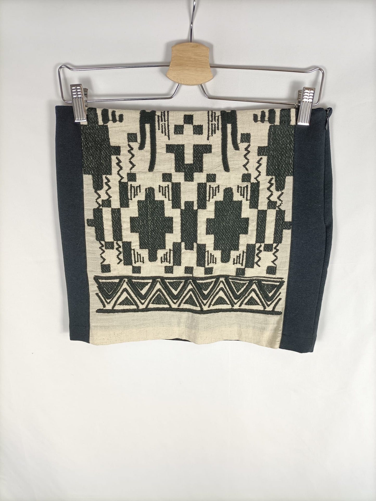 ZARA. Falda negra estampado étnico beige T.m