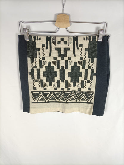 ZARA. Falda negra estampado étnico beige T.m