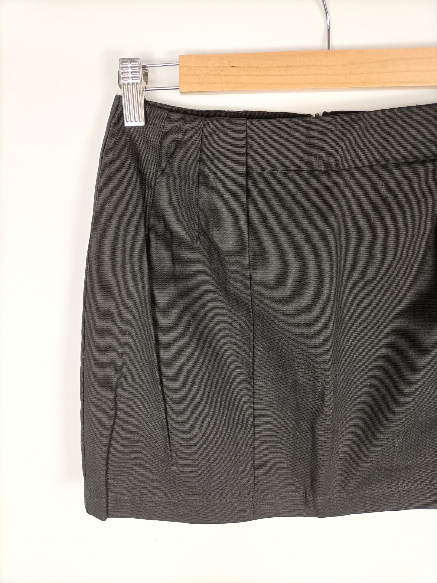 ZARA. Falda negra corta T.s