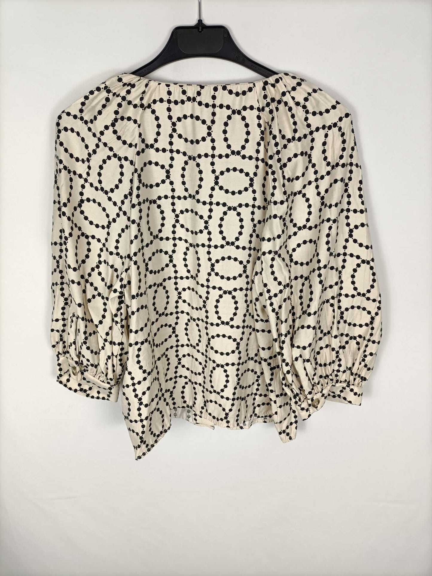 H&M. Blusa beige lunares en cadena T.36