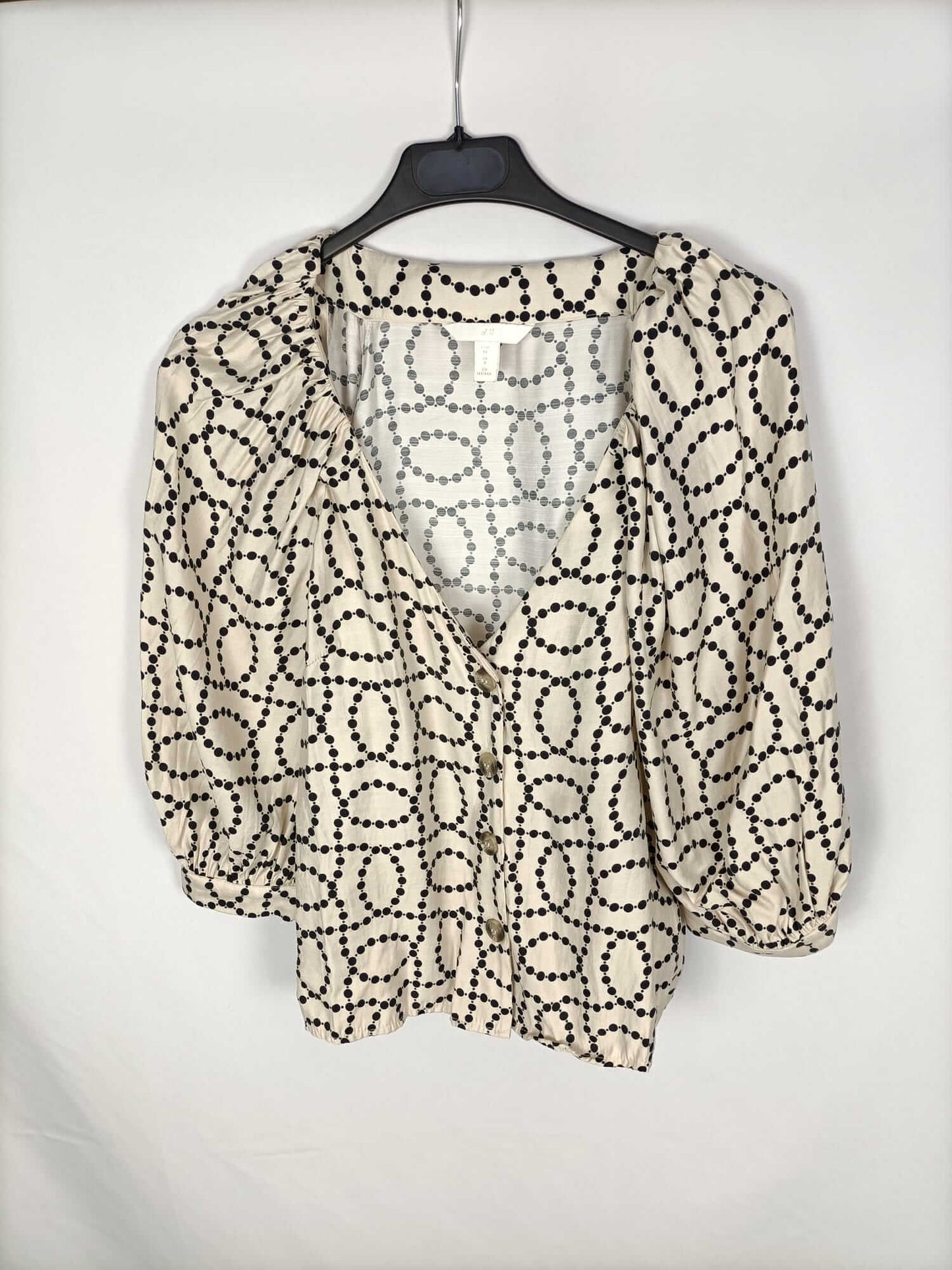 H&M. Blusa beige lunares en cadena T.36